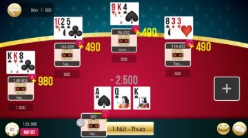 Bài Cào online: Trò chơi hấp dẫn dành cho người yêu cá cượcBài Cào online là gì? Bài Cào online thực chất là một tựa game được mô phỏng từ phiên bản truyền thống trong dân gian Việt Nam. Bản chất của trò chơi là dùng bài Tây gồm 52 quân và so sánh tổng điểm tương tự như một số game bài phổ thông khác. Bài Cào có luật tương đối đơn giản, mỗi thành viên khi tham gia được nhận 3 lá ngẫu nhiên từ Dealer. Trò chơi sẽ tiến hành so sánh tổng điểm để tìm ra người chiến thắng, ăn trọn tiền thưởng từ nhà cái. Game có ba kiểu phổ biến gồm: Bài Cào Cái: Cược thủ đấu loại trực tiếp với Cái (có một người chơi sẽ được hệ thống chỉ định làm Cái), được quyền cược theo sở thích cá nhân. Tổng điểm cao hơn nhà cái tất nhiên lĩnh thưởng vào tài khoản cược, thua mất toàn bộ cược ban đầu. Bài Cào Rùa: So sánh điểm giữa các thành viên tham gia trên bàn chơi và ai có điểm cao hơn sẽ ăn toàn bộ tiền thưởng của những người thua. Ở đây khi vào ván mỗi thành viên cần bet mức giống nhau. Trong trường hợp có hai người bằng điểm nhau, ván phụ xuất hiện để tìm ra người chiến thắng cuối cùng. Bài Cào Tố: Phiên bản này giống Cào Rùa tuy nhiên cược thủ cần thực hiện bet tới 2 lần. Một thời điểm ban đầu khi ván game bắt đầu và hai là sau khi mở bài. Bài Cào là một trò chơi có quy tắc đơn giản Nhập môn kiến thức về Bài Cào online dành cho tân thủ Tất nhiên chúng ta không thể bắt đầu chinh phục trò chơi nếu chưa hiểu chút gì về các quy tắc, cách tính điểm ra sao. Trọn bộ kiến thức được chia sẻ dưới đây giúp bạn dễ dàng chiến game. Luật Bài Cào online cơ bản Quy tắc game không phức tạp, vừa giúp bạn giải trí, vừa tạo cơ hội kiếm tiền hấp dẫn. Ở đây chúng ta có tới 3 phiên bản khác nhau với luật chơi có sự khác biệt ít nhiều. Cào Cái Thông thường số lượng người tham gia chơi trên một bàn cược dao động từ 2-6 bet thủ tham dự tranh tài. Khi bắt đầu mỗi thành viên nhận 3 lá bài ngẫu nhiên do Dealer chia công khai. Sau đó các thành viên có thể giành làm cái hoặc hệ thống tự động chỉ định. Kết thúc thời gian quy định là lúc mỗi cược thủ lật bài để so sánh tổng điểm thực tế. Tất nhiên ai cao điểm sẽ lĩnh trọn bộ tiền thưởng, thua sẽ mất tiền cược cho Cái. Nếu ván game có 2 người chiến thắng cùng điểm, tiền cược được chia đều. Tuy nhiên từ 3 người cùng bằng điểm nhau xuất hiện, ván phụ sẽ diễn ra để so sánh chính thức. Luật chơi Cào Cái Cào Rùa Phiên bản này có luật chơi đơn giản nhất khi chỉ cần so sánh số điểm giữa từng người tham gia với nhau. Số lượng cược thủ tham gia mỗi ván cũng từ 2 – 6 người. Khi bắt đầu, Dealer tiến hành chia bài ngẫu nhiên cho mỗi cược thủ 3 lá và sẽ phải úp xuống. Hết thời gian quy định, mỗi cược thủ tiến hành lật bài để so sánh tổng điểm. Người thắng là người sở hữu tổng điểm cao nhất. Cào Tố Có nhiều nét tương đồng với Cào Rùa, luật như sau: Số lượng tham gia từ 2 – 6 thành viên, mỗi người nhận 3 lá ngẫu nhiên từ Dealer. Mỗi cược thủ trên bài chơi có các sự lựa chọn như tố tất tay, bỏ bài hoặc nhân đôi mức cược. Kết thúc quá trình lựa chọn hành động là lúc các thành viên cần lật bài để so sánh tổng điểm. Ai có tổng cao nhất sẽ nhận thưởng, thua cuộc sẽ mất đi khoản tiền bet ban đầu. Cách tính điểm trong game bài cào Để hiểu hơn về Bài Cào bạn nắm bắt về cách tính điểm dưới đây: A chỉ định bằng 1 điểm. Từ 2 – 10 chỉ định số điểm tương đương số ghi trên lá bài. J/Q/K chỉ định bằng 10 điểm. Nếu tổng điểm 3 lá mà từ hai chữ số trở lên, tổng cuối cùng chỉ được tính hàng đơn vị. Giả sử ba quân bài sau khi lật có tổng bằng 15 => Tổng thực tế theo quy ước là 5 điểm. Tính điểm trong trò chơi Cách chơi Bài Cào online tại trang bet trực tuyến Hiện nay chơi Bài Cào tại các trang bet rất được ưa chuộng bởi tính giải trí cao và hơn hết là cơ may kiếm tiền hấp dẫn. Để trải nghiệm bạn tham khảo chi tiết các hướng dẫn dưới đây. Bước 1: Tìm kiếm nhà cái an toàn => Truy cập trang và tiến hành mở một tài khoản chính thức. Bạn chỉ cần cập nhật tên/email/di động/,…để xác thực đăng ký. Bước 2: Tiếp theo bạn thực hiện gửi tiền vào tài khoản cược để có thể giải trí trọn vẹn. Nhà cái thường sẽ hỗ trợ khá nhiều phương thức để người chơi giao dịch. Bước 3: Tại giao diện, chọn mục "trò chơi" => Chọn Bài Cào => Chọn phòng chơi với mức bet phù hợp. Mỗi nhà cái đều đảm bảo đưa ra nhiều sự lựa chọn cho mỗi bet thủ. Bước 4: Vào bàn chơi => Vận dụng kiến thức đã nắm bắt để tham gia trải nghiệm game => Nhận thưởng vào tài khoản khi bạn giành được chiến thắng với tổng điểm cao nhất. Cách giải trí Bài Cào tại nhà cái Bài Cào online xứng đáng là một siêu phẩm đáng để giải trí tại các nhà cái trực tuyến. Hy vọng thông qua những chia sẻ ở trên bạn nằm lòng kiến thức và tự tin chinh phục trò chơi.